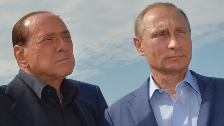 Da Kiev: “Berlusconi bacia le mani insanguinate di Putin”
