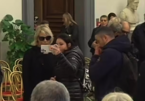 Addio a Costanzo, polemiche per selfie con De Filippi davanti a feretro