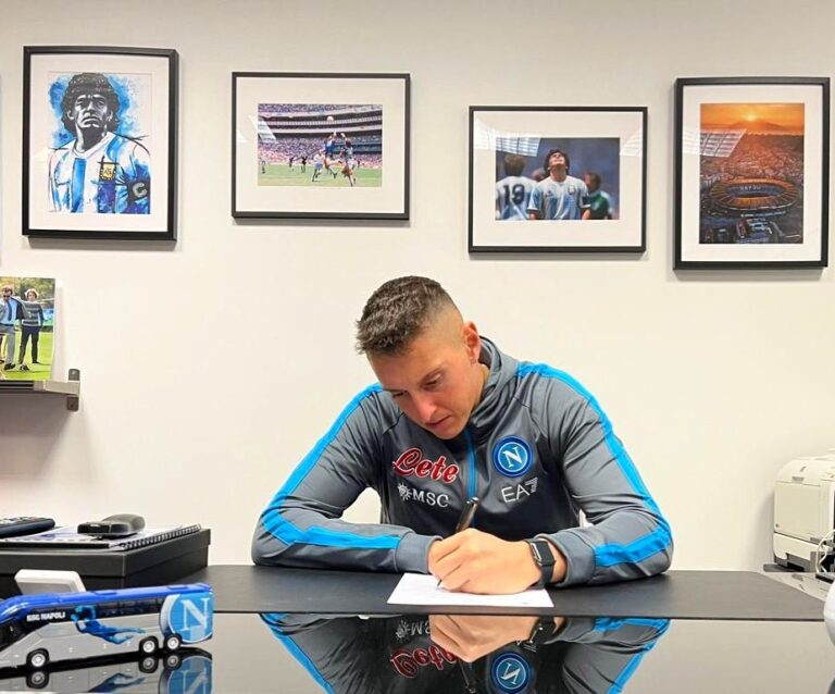 Gollini firma il contratto (foto tratta dal suo profilo Facebook)