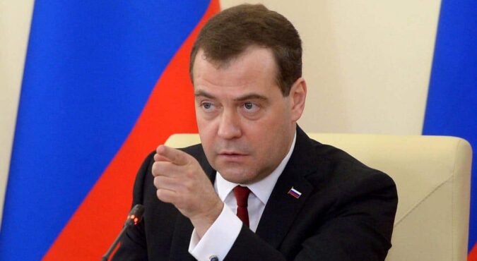 Medvedev avverte: “Siamo sull’orlo di un conflitto mondiale”