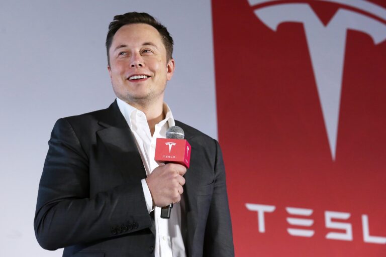 Tesla sale in Borsa, Musk è di nuovo l’uomo più ricco del mondo