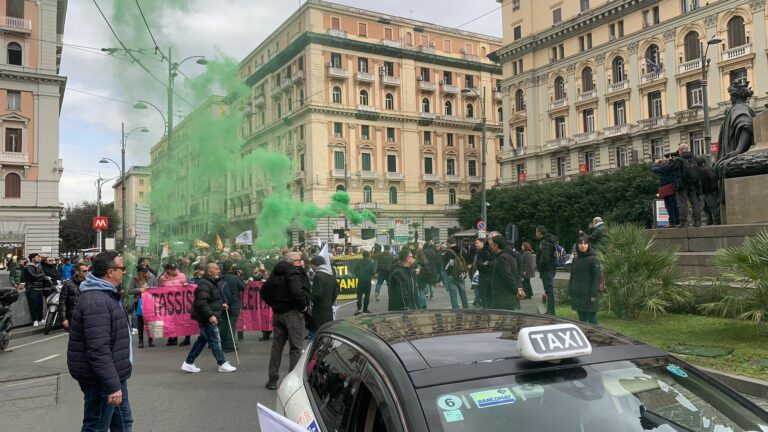 Tassisti protestano a Napoli: “Priorità adeguare tariffe e lotta abusivi”