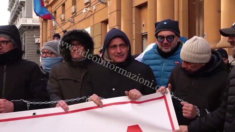 I lavoratori Dema si incatenano davanti alla Regione Campania