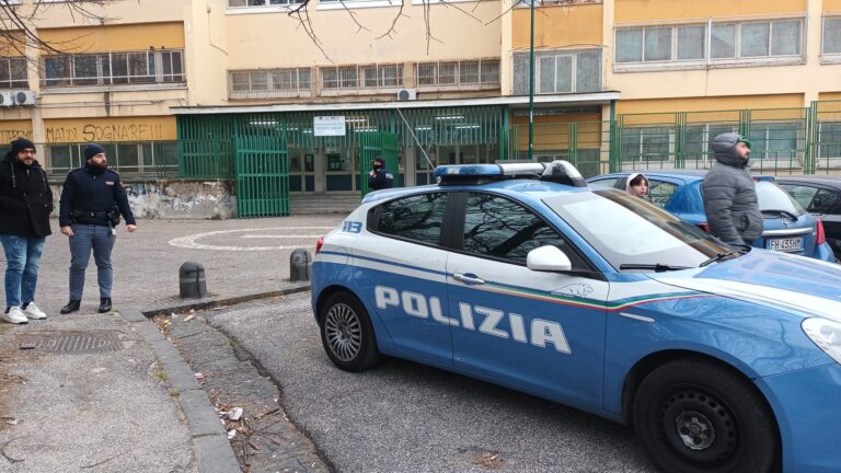 Napoli, “C’è una bomba nella scuola”: oggi niente lezioni, ma è fake