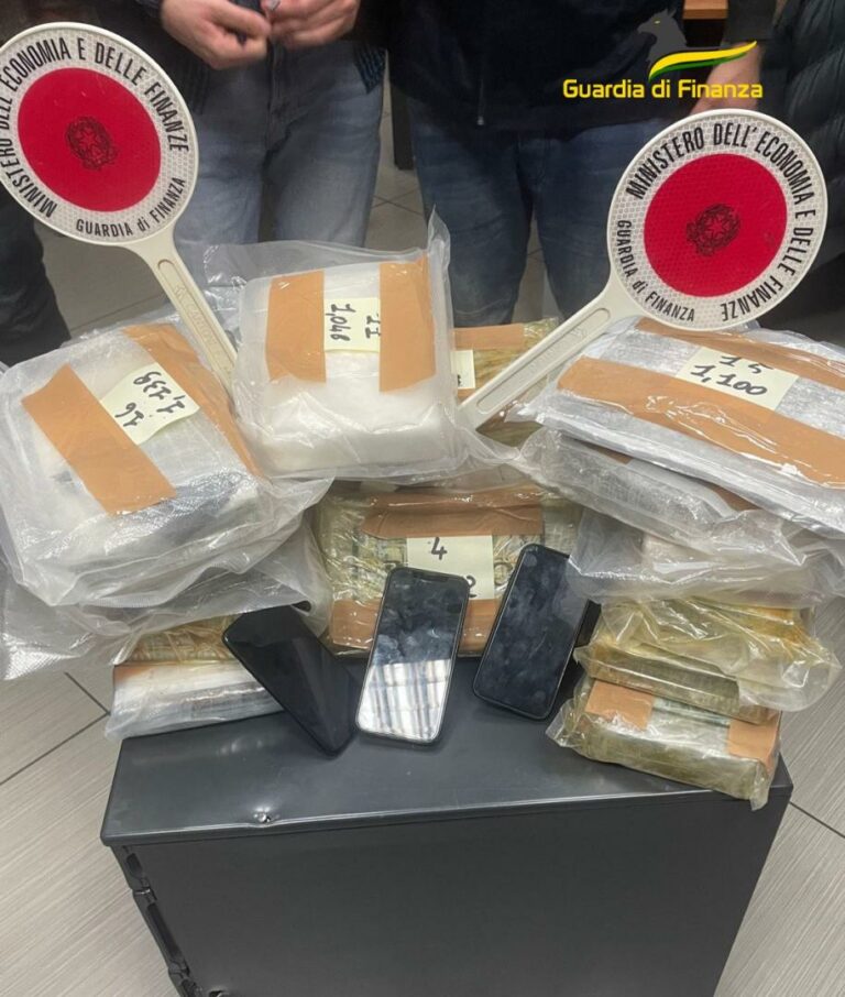 Fermato carico di cocaina diretto a Scampia, sequestrati 18 kg