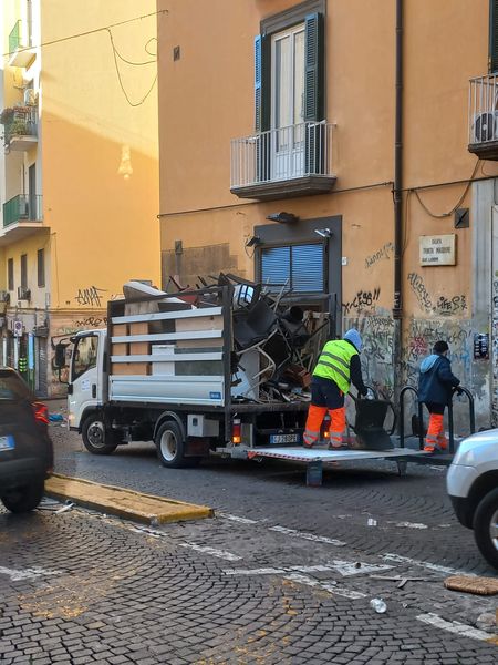Notte di guerriglia, Napoli conta i danni: ripulite le strade del centro