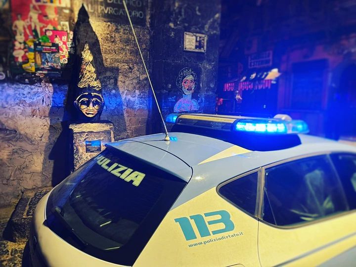 14enni ai tavolini con alcolici, polizia chiude bar centro storico di Napoli