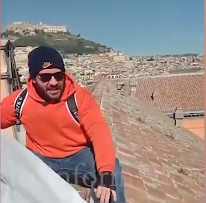 Disoccupati sul tetto del Palazzo Reale di Napoli: il VIDEO della protesta