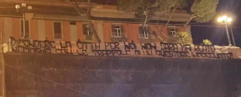 Ultras,  a Napoli striscioni con insulti pesanti a DeLa e Questore