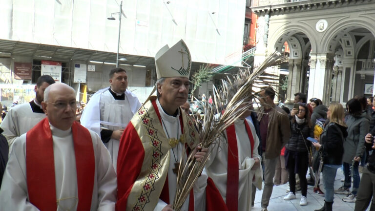 Monsignor Battaglia con le palme
