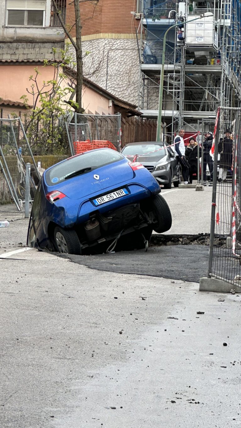 Maltempo, a Napoli voragine inghiotte auto nel Parco Comola Ricci