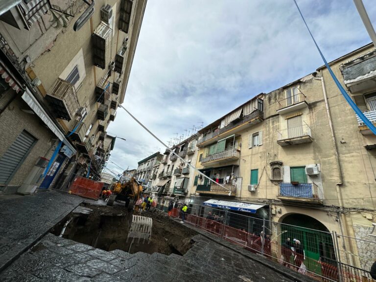 Danni maltempo, a Napoli sprofonda via del Cassano