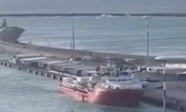 Ocean Viking nel porto di Salerno, sbarco in sicurezza per 92 migranti