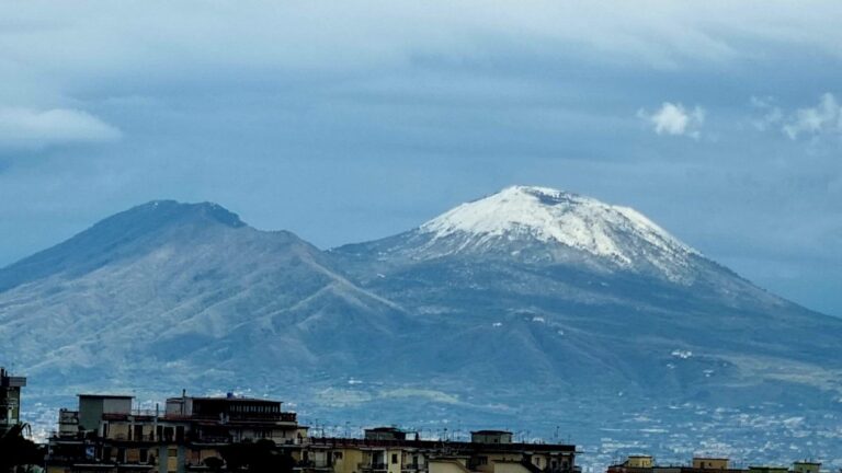 Pasqua a Napoli con la neve sul Vesuvio