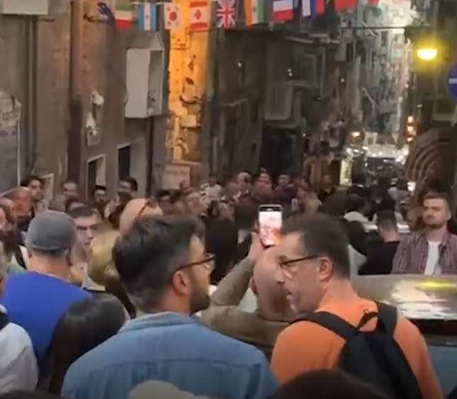 Pasqua a Napoli sold out, turisti tra caos e disservizi