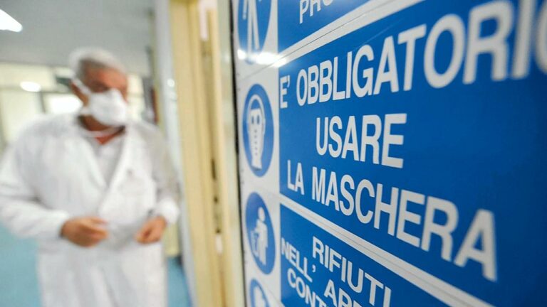 Mascherine Covid, dietrofront in Campania: obbligatorie in tutti gli ospedali