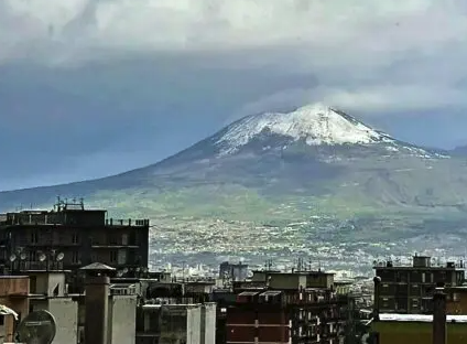 Vesuvio con la neve, grandine e disagi a Napoli