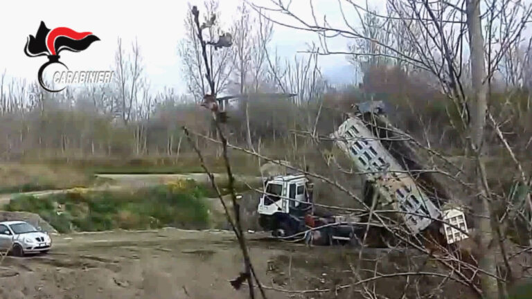 Scarica 480 chili di rifiuti speciali in Parco a Pomigliano, denunciato 58enne