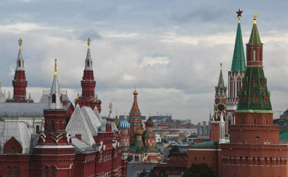 Allarme droni su Mosca, due feriti: attivata difesa aerea