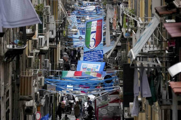 Festeggiamenti in centro a Napoli: arrestato ladro di scooter