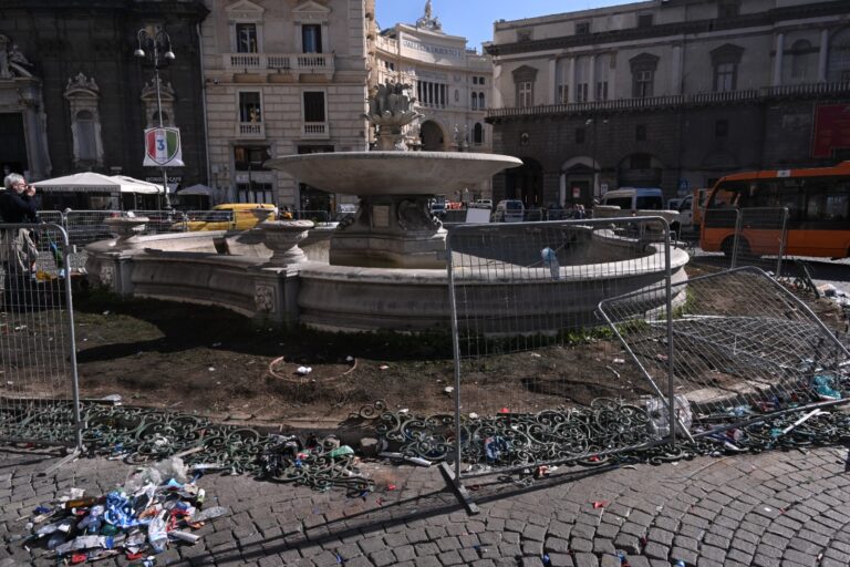 La festa del giorno dopo: recinzione distrutta in piazza Trieste e Trento