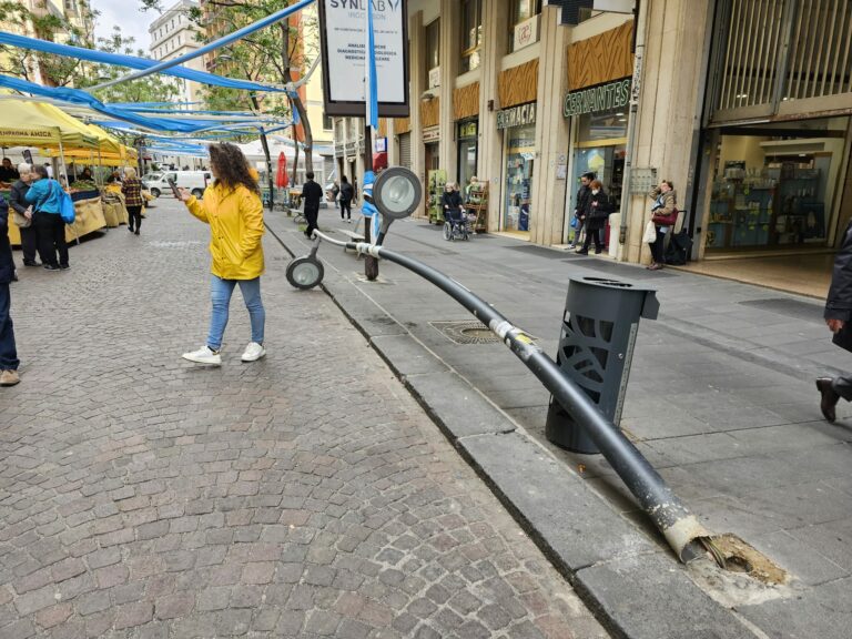 Dramma sfiorato a Napoli, crolla lampione in via Cervantes