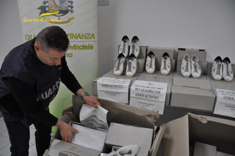 Scarpe griffate contraffatte, sequestro in outlet a Mercogliano