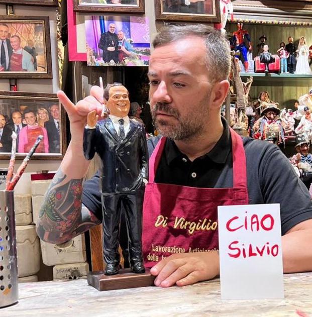 “Ciao Silvio”, il Cav che saluta nel presepe di San Gregorio