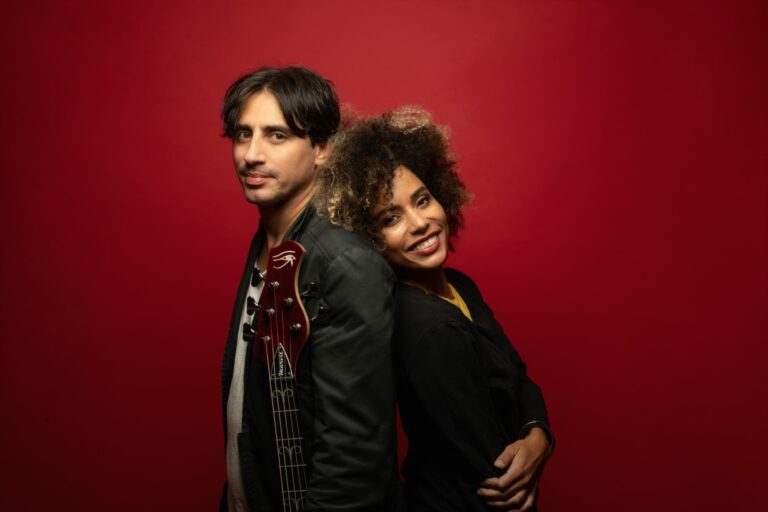 Simona Boo e Diego Imparato a “Giovedì Sona” con il sound brasiliano di “Comoverão”
