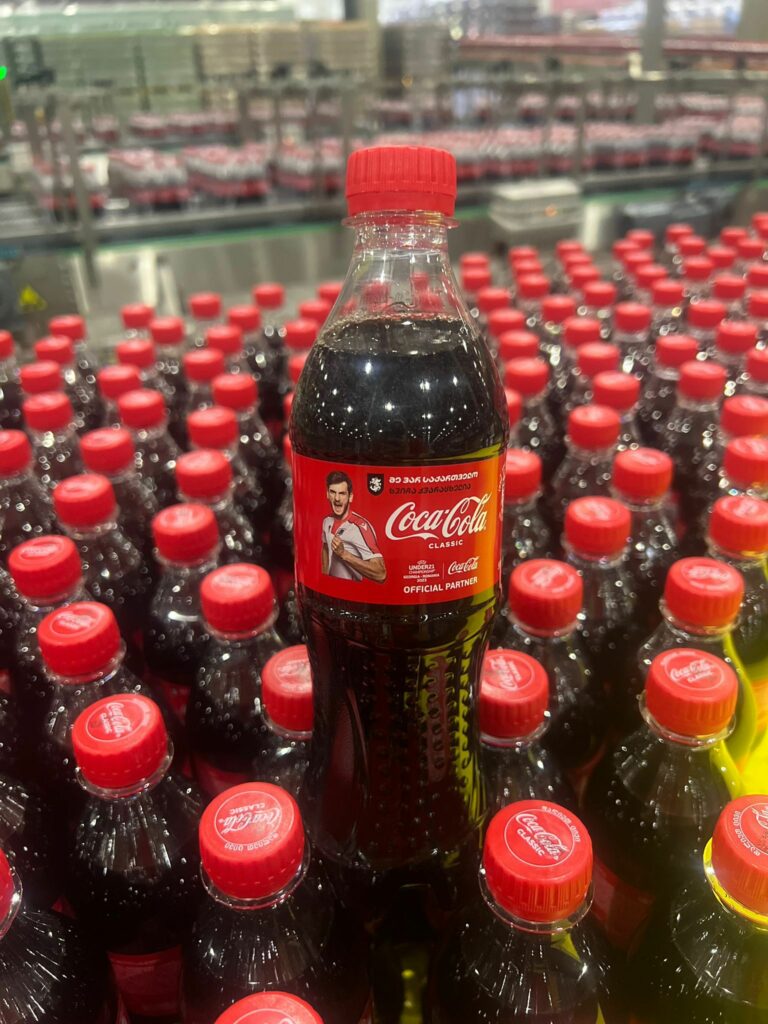 Bottiglie Coca-Cola con Kvaratskhelia: scoppia pace con SSC Napoli