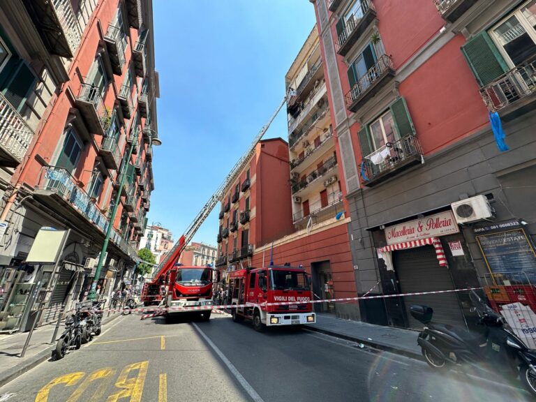 Paura al Corso Vittorio Emanuele, a fuoco appartamento