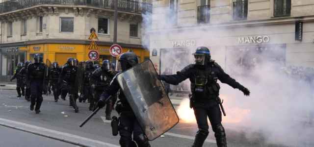 Minore alla guida ucciso, Francia in fiamme: 150 arresti