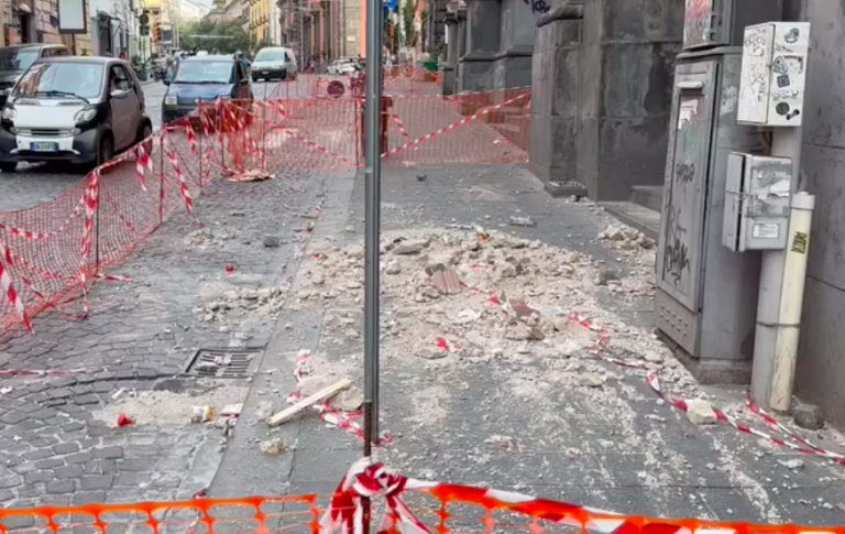 Allarme Galleria Principe di Napoli, piovono calcinacci sui turisti