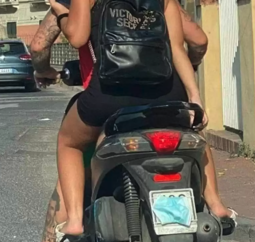 Mascherina Covid su targa scooter: due denunciati