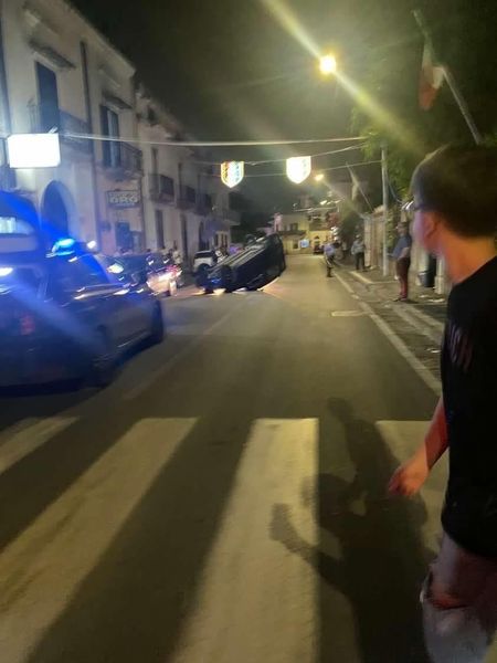 Notte di terrore a Nola, VIDEO giovane investe ragazzi in piazza