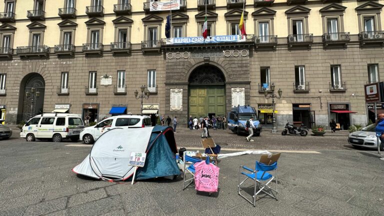 Abbattimenti Secondigliano, sfollati dormono in tenda di fronte al Comune