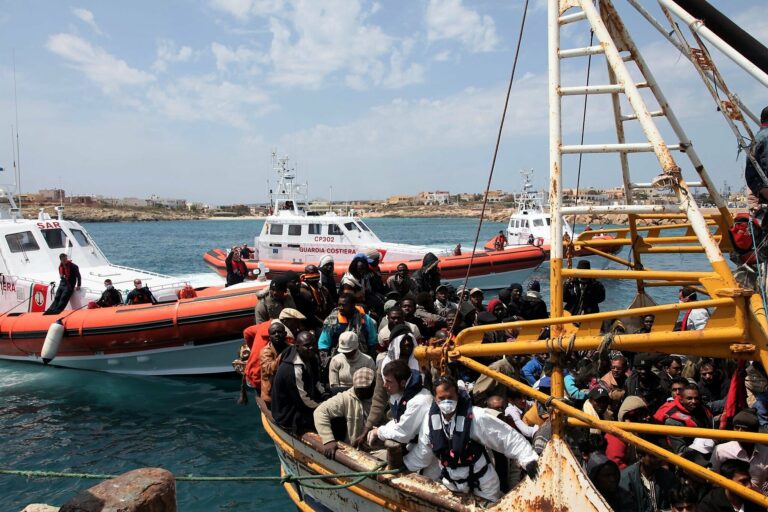 Sbarchi a Lampedusa, due donne partoriscono a bordo
