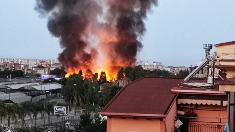 Fiamme nel campo rom