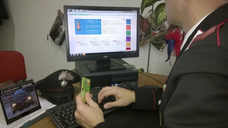 Truffa informatica, 50enne svuota la carta debito e scommette online