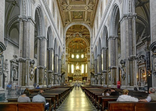 Turisti a Napoli, messa in inglese al Duomo ogni domenica alle 10