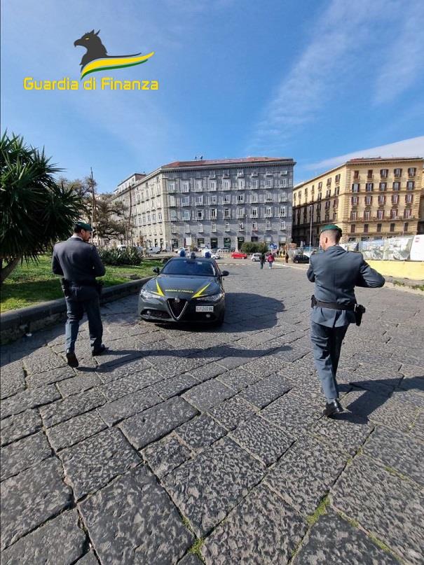 Due bambini impauriti tra le auto a Corso Umberto I: salvati dalla GdF