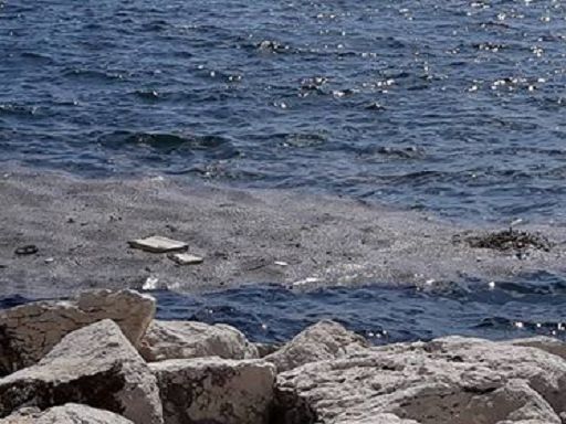 Allarme mare inquinato a Napoli, scatta divieto balneazione