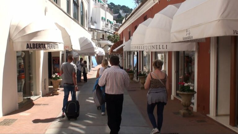 Capri, arrestata coppia argentina per furti in via Camerelle