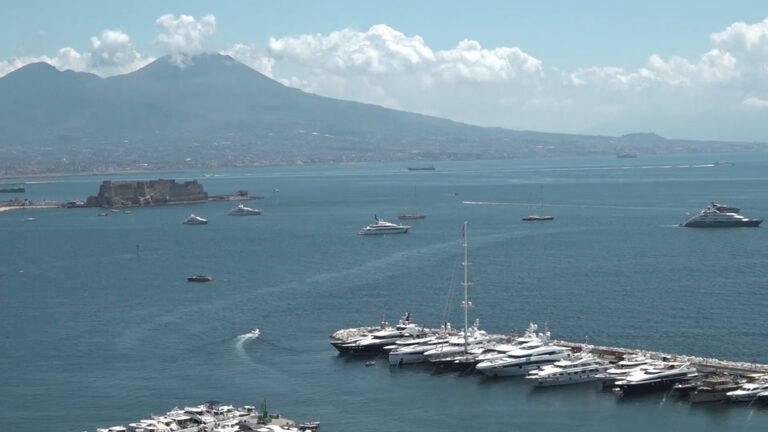 mega yacht golfo di Napoli