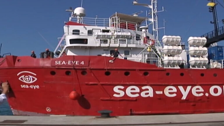 Sbarca a Salerno la nave Sea Eyes 4, a bordo 114 migranti