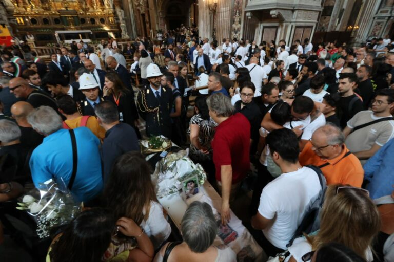 Funerali Giogiò, l’anatema della sorella: “Napoli non è Gomorra o Mare Fuori”