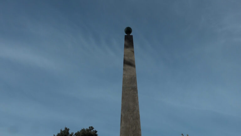 restaurato obelisco della meridiana in villa comunale