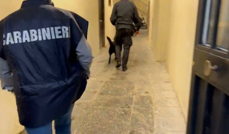 Maxi blitz nei vicoli di Napoli, 200 agenti in azione dall’alba