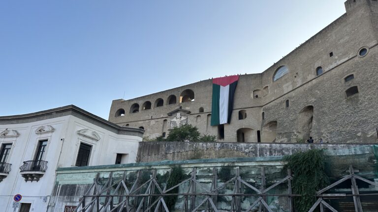 A Napoli bandiera della Palestina su Castel Sant’elmo
