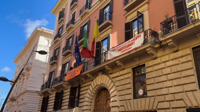 Napoli, senza lavoro occupano Consiglio comunale